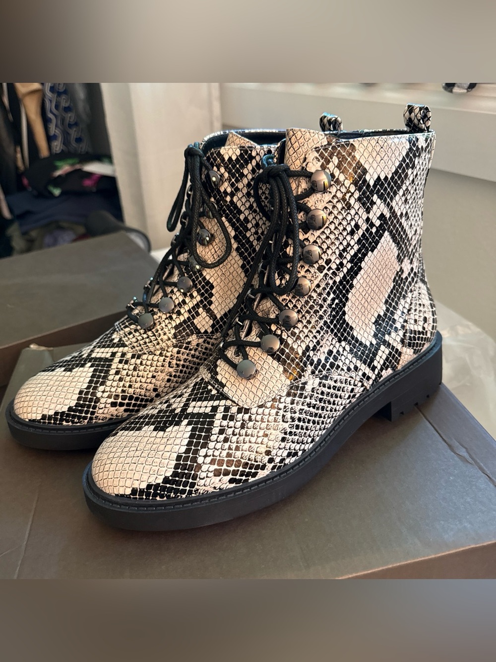 NEW Linea Paolo Womens Trinity Cream Snake Leather Fashion Combat Boots Size 8M